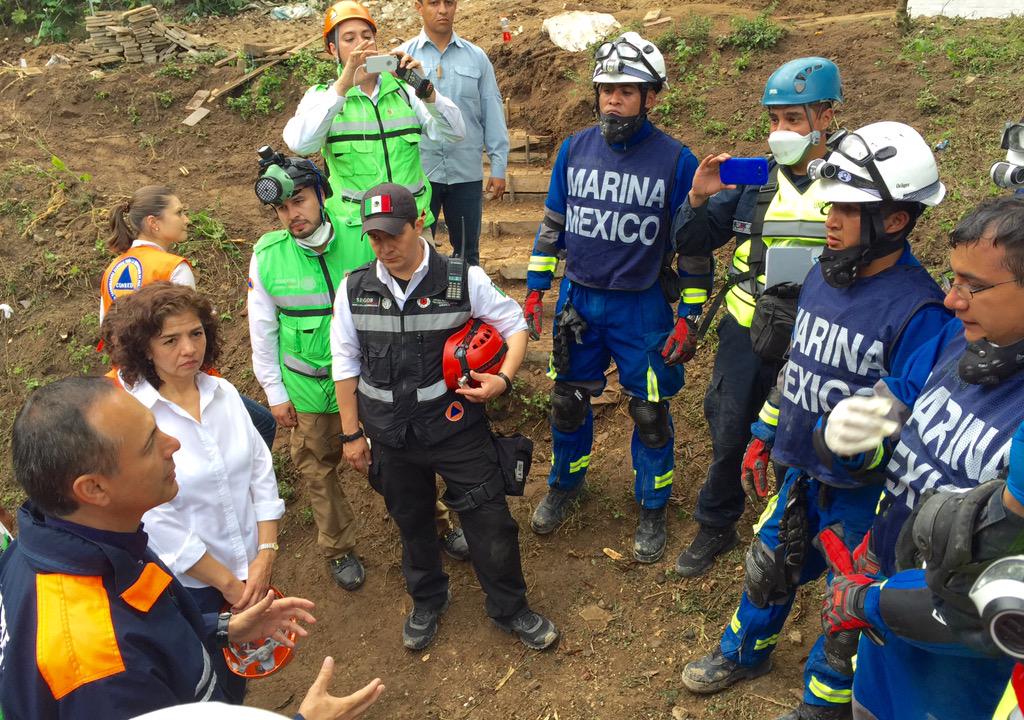 Trabaja delegación mexicana en rescate por deslave en Guatemala - CQgZymPUkAEb1Aw