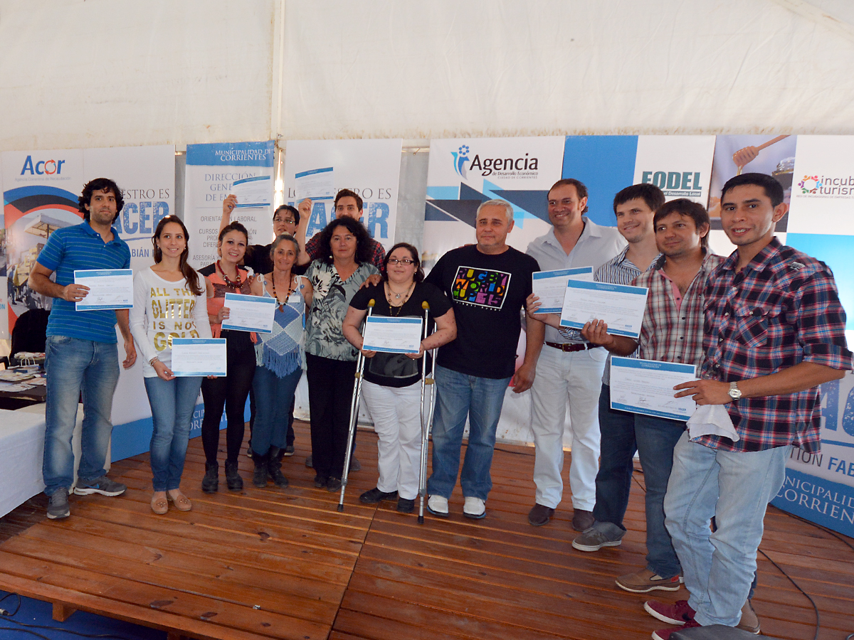 DesarrollarNEA's tweet photo. Entrega de un reconocimiento a emprendedores de Capital Semilla que participan en #CiudadEmprendedora. http://t.co/uBWSHQT5Rg