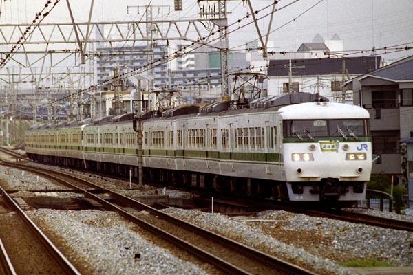 117系新快速。末期は福知山色が混ざるようになり、緑帯で新快速の表示