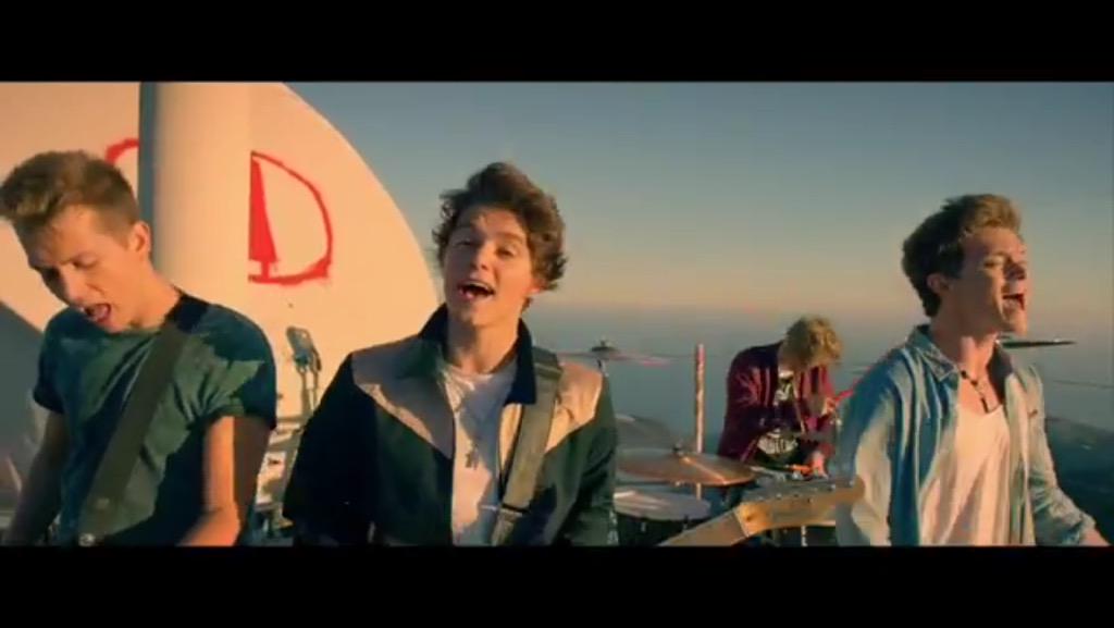 AyeItsAnalyse's tweet photo. I LITERALLY PULLED MY CAR OVER TO WATXH THE NEW MUSIC VIDEO😂 ITS SOOOOOOOOOOOOOOOO GOOD! @TheVampsBand #WakeUpVideo http://t.co/umauJghBJt