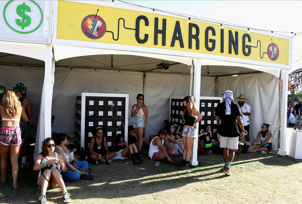 CandelCase's tweet photo. With Candelcase, there is no need to look for charging! #festival #batterycase #lightupcase http://t.co/qqXEabagRg http://t.co/bJGA3V8NMO