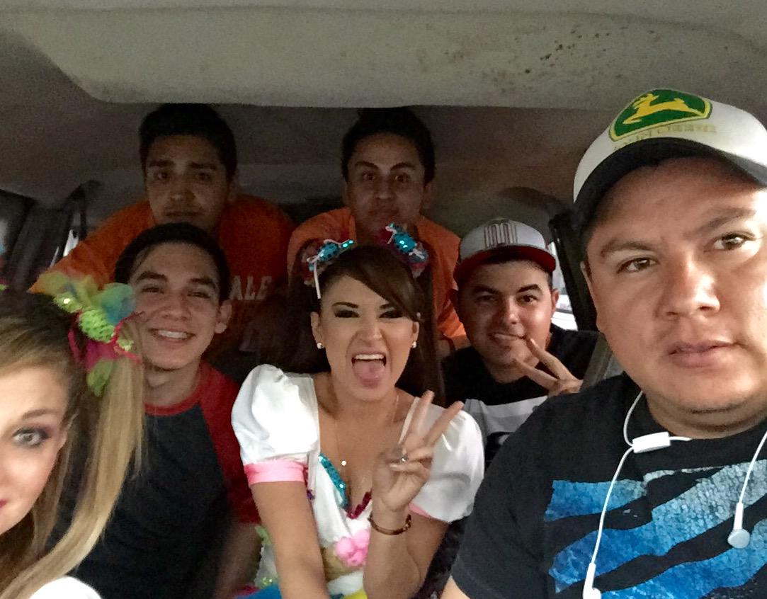 Elizabeth_ZL's tweet photo. Vámonos a fiesta 🎉 Show  Dulces @bombon_tv  @adriann_mtz @joakinvaldez @adrina_a @evercastillo891@multimediostv http://t.co/d18T8a4a2o