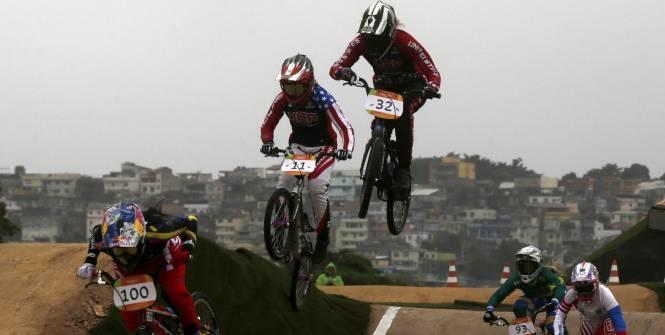 lequipe's tweet photo. Les pistes de BMX n'ont été que partiellement testées par les cyclistes dimanche à Rio http://t.co/gvSbYZY3dy http://t.co/VjaYFiGaXR