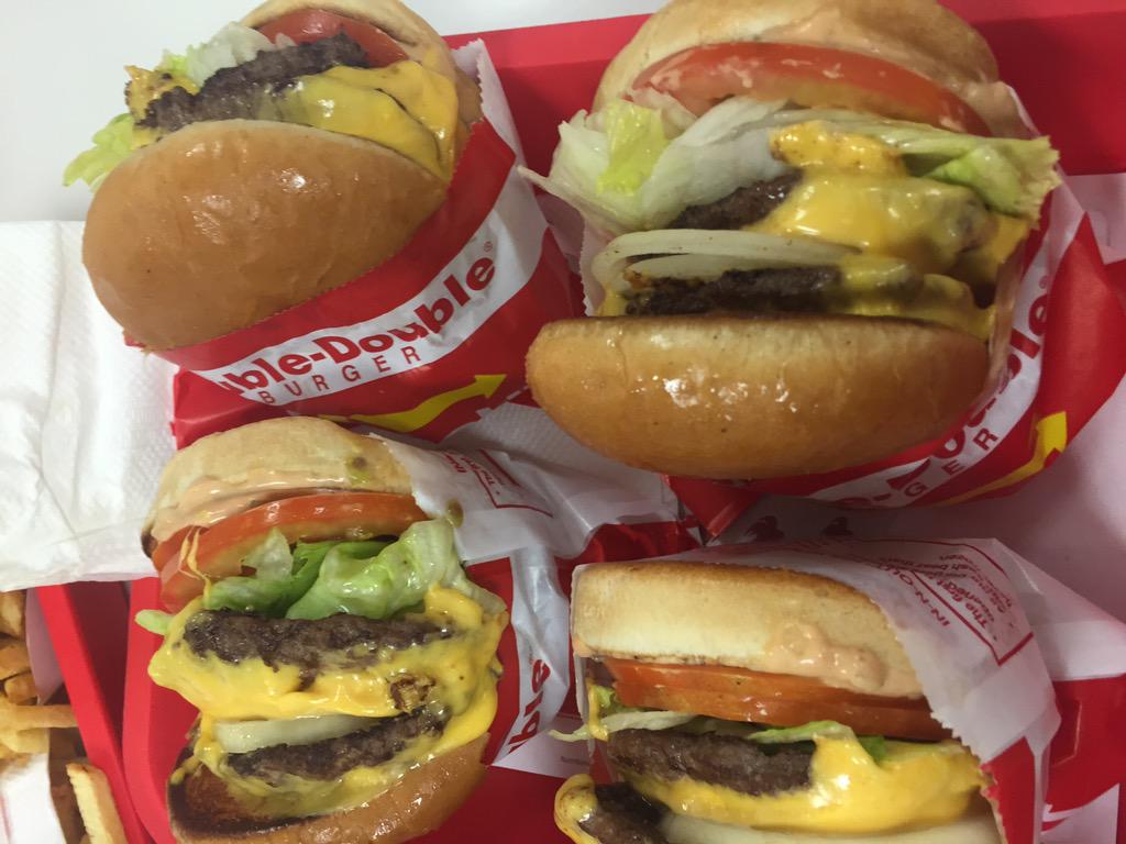 LuisRamiroRdgz's tweet photo. Pura engordadera @inandoutburger 😱 http://t.co/5nNsrf5NrW