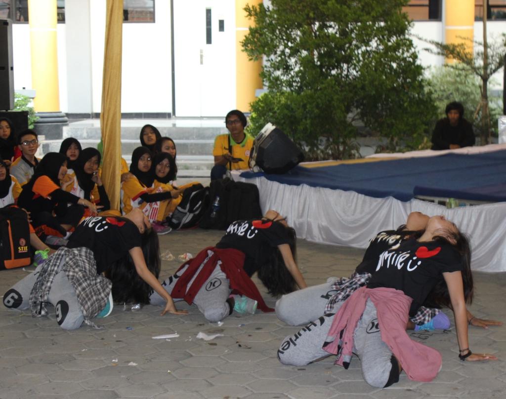 Penampilan unit tari modern di osmabar 2015 #STIEBINABANGSA