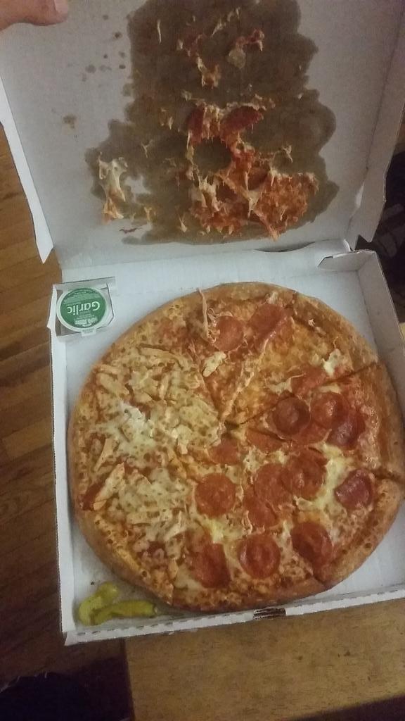 ViciousTaz19d's tweet image. #papajohns #messingup  #pizza #lennox #145thstreet #wtf #cheeseonbox #changedmyorder