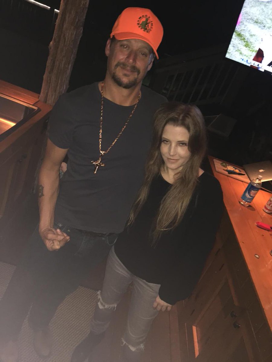 LisaPresley's tweet image. Party at Bob's😜