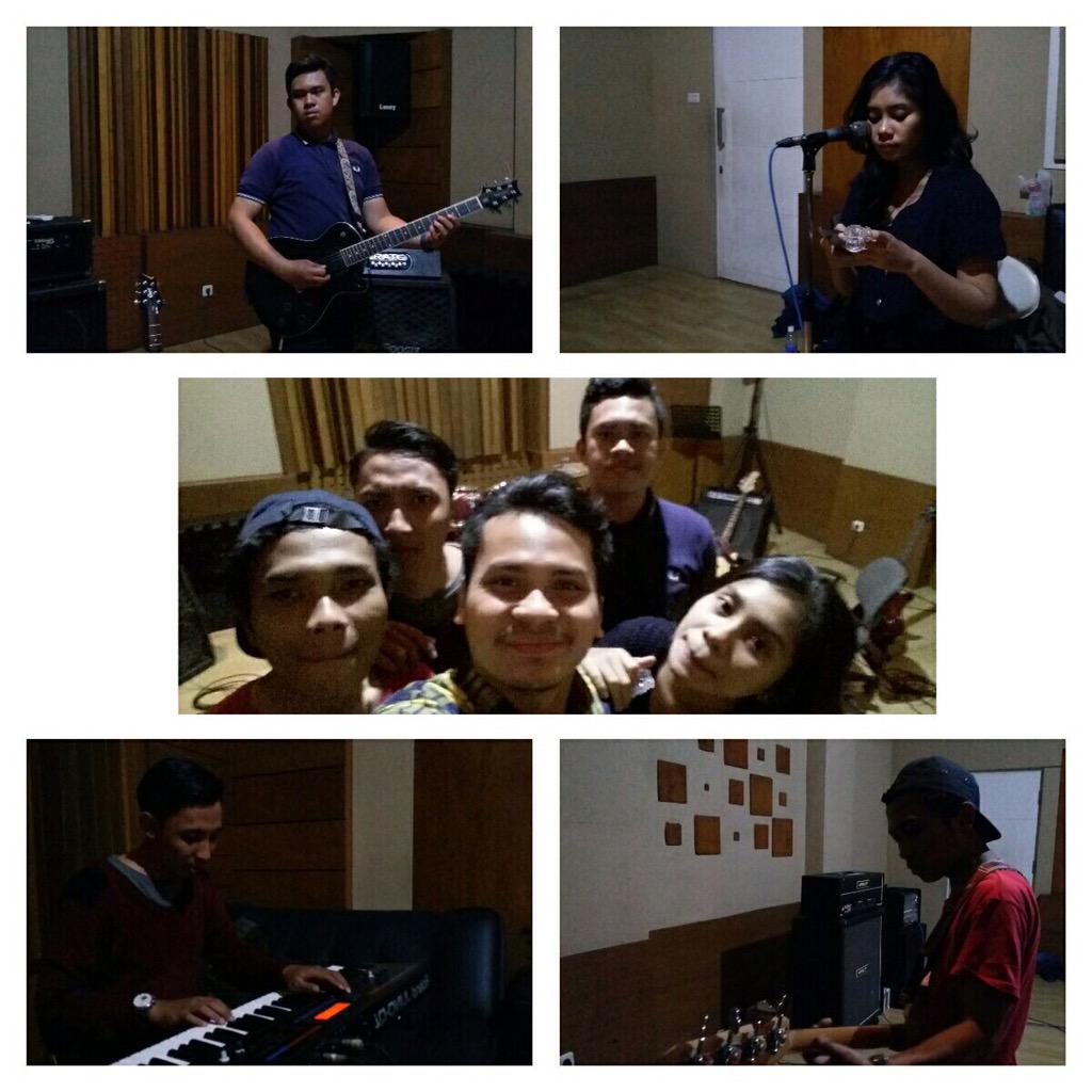Kecerian kita sewaktu latihan tadi malam ;) <a href="/Ditaaikaa/">Dita Ika ♕</a> @indradriawan <a href="/ekinhagana/">Ekin Hagana I Sembiring</a> @Rinaldi_ty <a href="/sandyafif/">Afif Sandy</a>