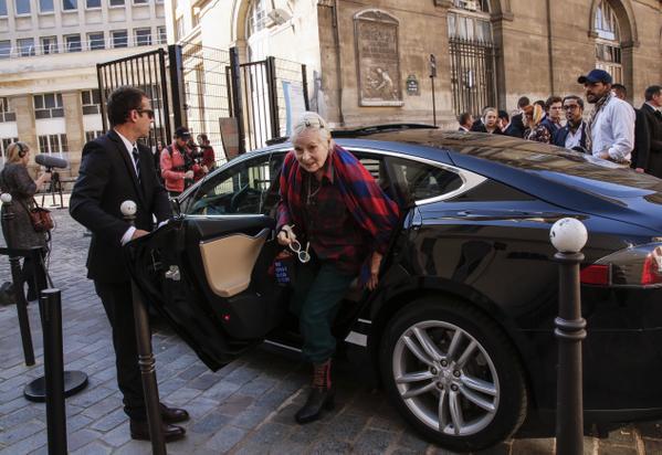 westwood_japan's tweet photo. 愛車の@teslamotors でスタイリッシュに会場入り。
#VWSS16 #PFW http://t.co/qJnG3DSzkh