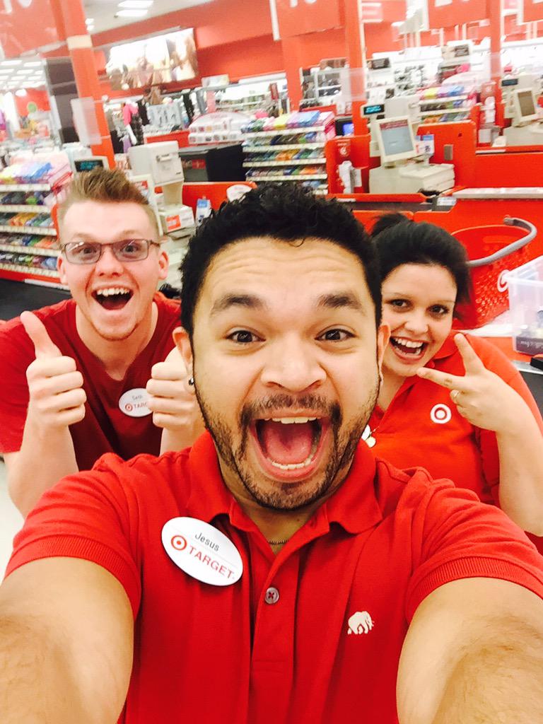 JesusTovar1's tweet image. This team is insane they love to take care of our guests! Too much redcard juice! #T1770 #REDcards #drivingsales