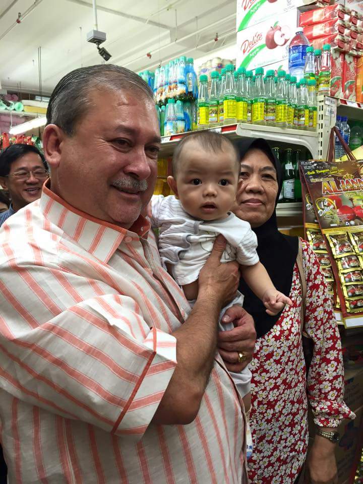 HASapardan's tweet photo. "Baby ini lahir 23 Mac, hari yang sama dengan majlis Kemahkotaan saya. Ibunya menamakannya Ibrahim." -Sultan Johor http://t.co/3r6lRkVLum