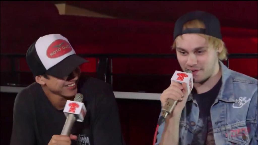 tinyIeader's tweet photo. no one is as fond of Michael as calum is and that's a #5sosfact http://t.co/LxUGaOXDBy