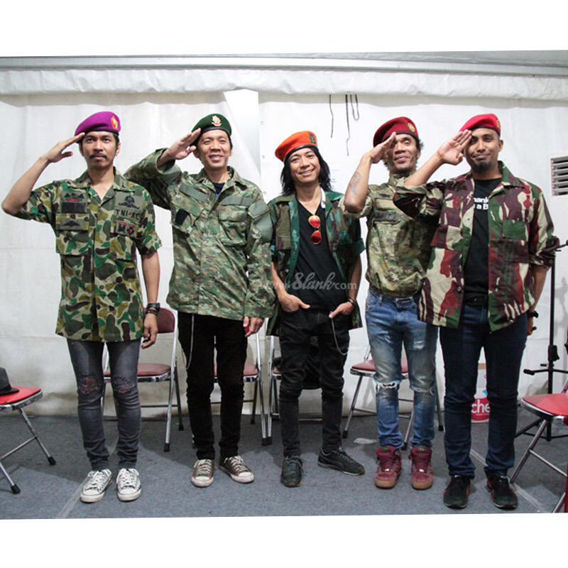 slankdotcom's tweet photo. #SlankArmy mengucapkan, Selamat hari jadi TNI yang ke-70! Jurustandur demi NKRI http://t.co/jtiWUlBqlS