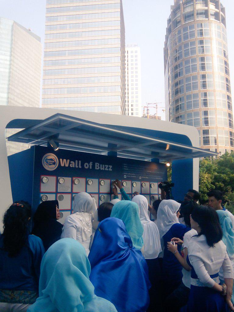FrisianFlagID's tweet photo. Para Moms dari komunitas @Tabloidnova sedang menulis kesan-kesannya di #WallofBuzz #FFCafe di #FXSudirman. http://t.co/nPsCSYoNQx