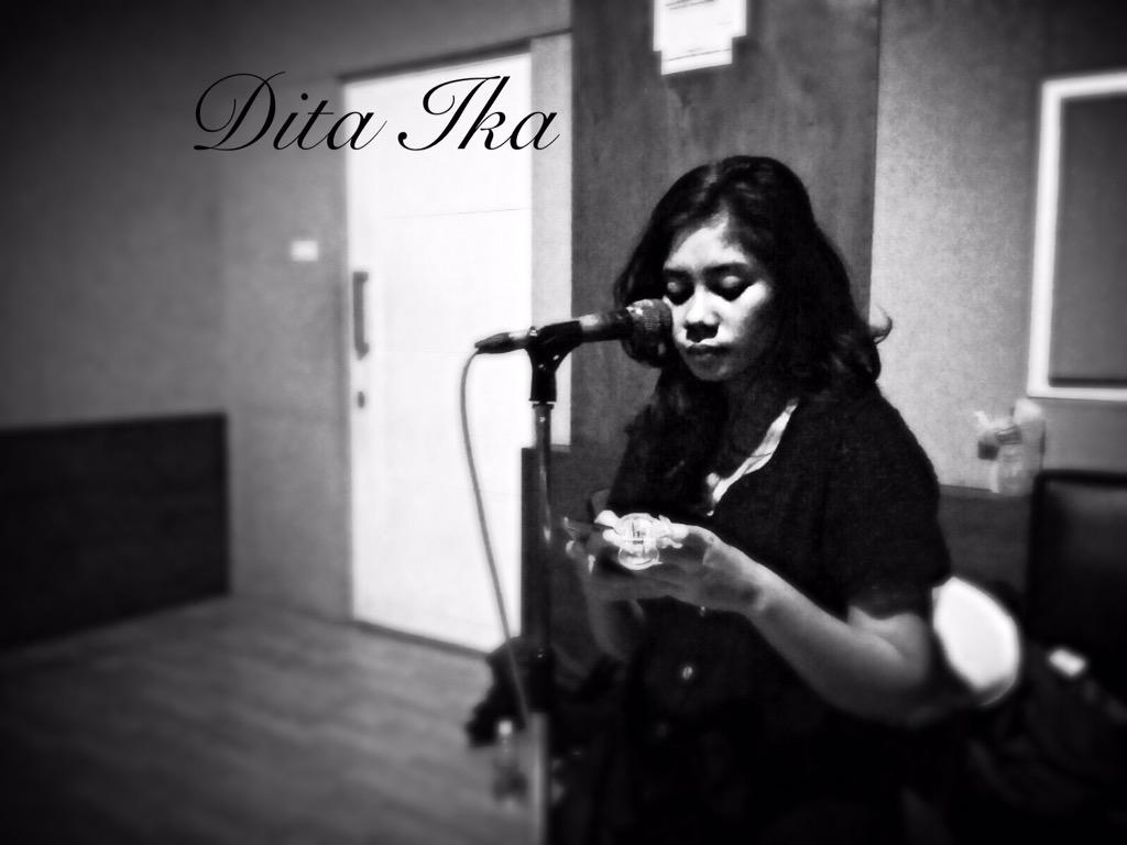 Ini dia vokalis kita <a href="/Ditaaikaa/">Dita Ika ♕</a>