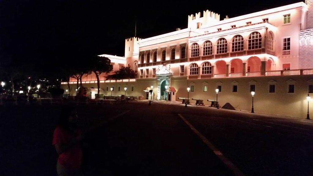 PerkowskiRick's tweet photo. The palace at night looks amazing! #pcmonaco http://t.co/xIKQ4QWeUR