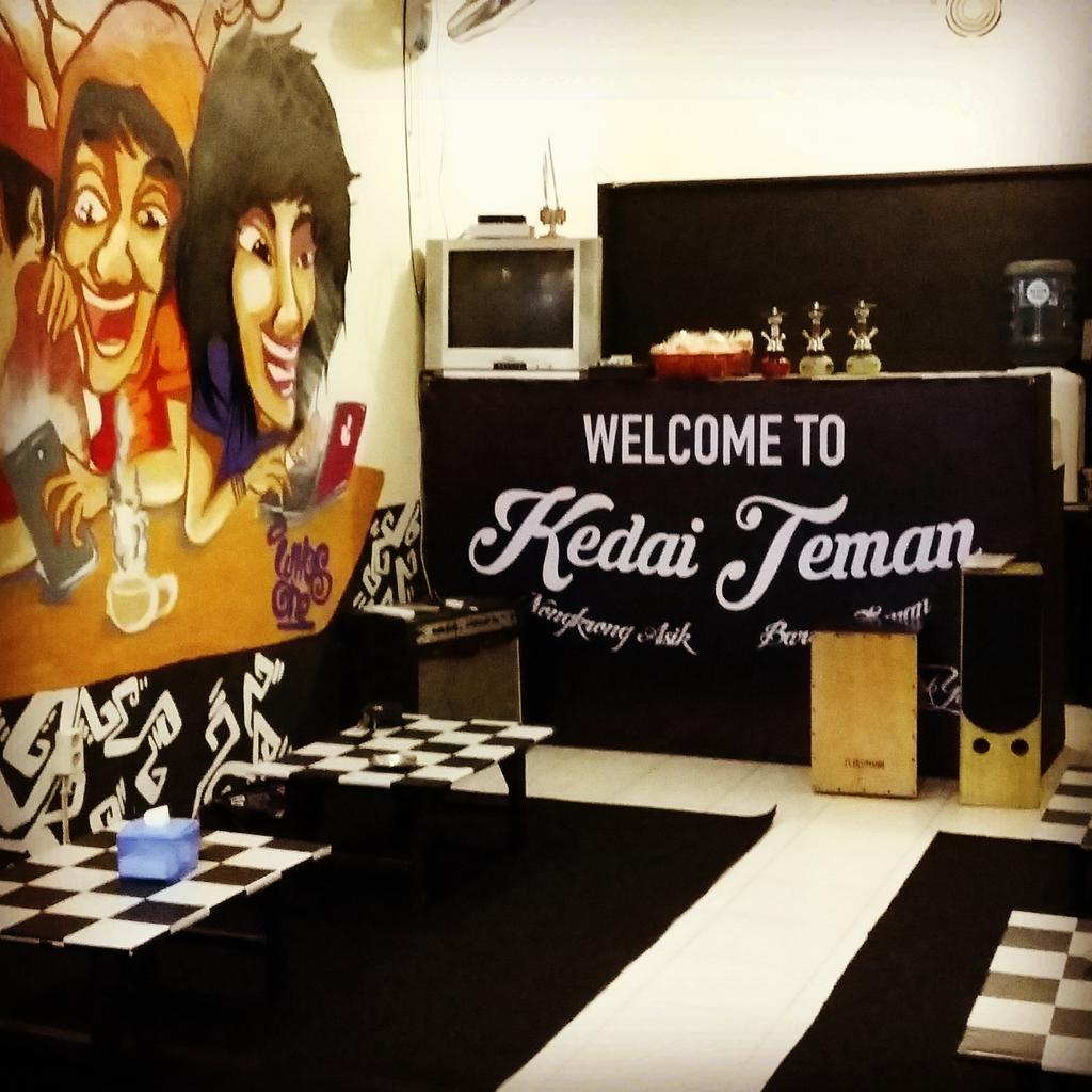 KedaiTeman's tweet photo. Yang penasaran ada apa aja disini. Join guys dr jam 3 sore -12 mlm. Di Jl Raya Lidah Kulon 236.. #kedaiteman http://t.co/jR4ldxpBPa