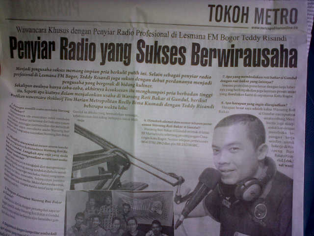 RotbakGundul's tweet photo. Hobi Santap Roti Bakar,Penyiar Radio asal Kota Bgr yang jg Aktivis 98 Sukses Merintis Usaha Mandiri Roti Bakar. http://t.co/9HgW4iM19N