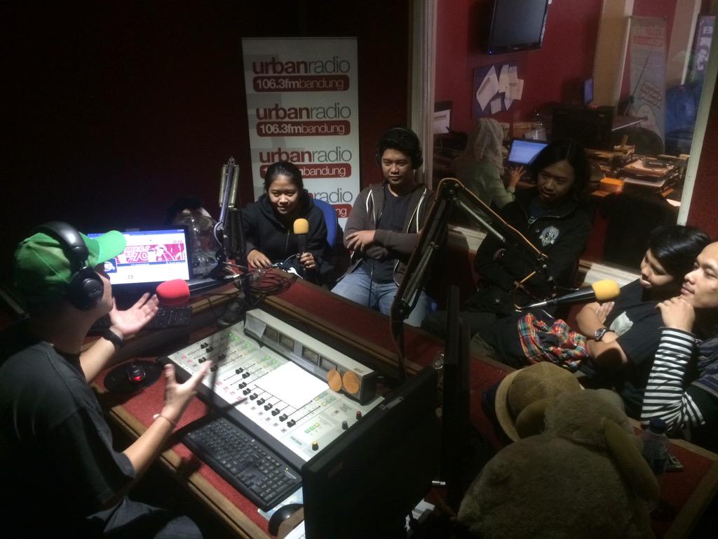 Udah pada dateng nih temen" <a href="/SATULENSA/">#FilmSDAT</a> nemenin <a href="/kungpowchickens/">kungpow chickens official</a> di #urbandotcom @urbanhisteris !!