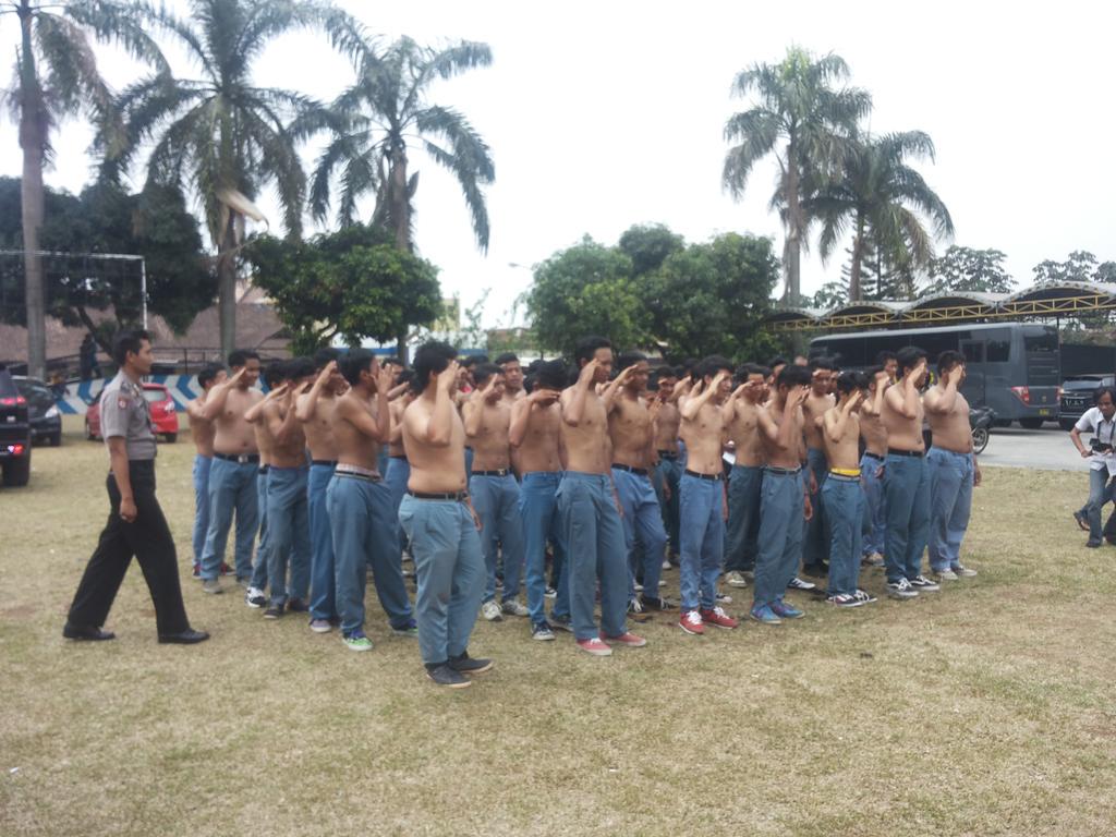 Polrestabogota's tweet photo. 13:13 WIB. 60 pelajar SMK dan sejumlah senjata tajam diamankan Petugas Patroli @PolresBogorKota saat hendak Tawuran. http://t.co/ngDZOvJSWR