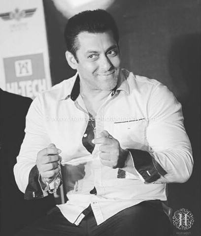 BeingIshika_SK's tweet image. When He Smiles..The World Just Stops &amp;amp; Stares for a While.. 😌😍 @BeingSalmanKhan 😍❤
#10MillionViewsOnPRDPTrailer
