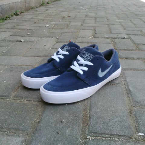 Sepatu Nike (Kode: B-1). Size 39-44. IDR 270.000. Minat? PIN: 2B132C07 / SMS-WhatsApp: 089612232263.