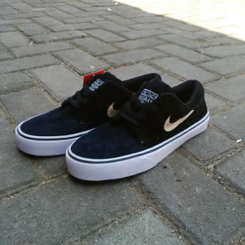 Sepatu Nike (Kode: B-3). Size: 39-44. IDR 270.000. Minat? PIN: 2B132C07 / SMS-WhatsApp: 089612232263.