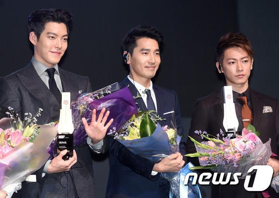 AMUSE_INDONESIA's tweet photo. Sato Takeru w/ Kim Woo Bin (Korea) and Mark Chao (China) at Busan International Film Festival http://t.co/rINHz6hows http://t.co/aCl4BvPaB6