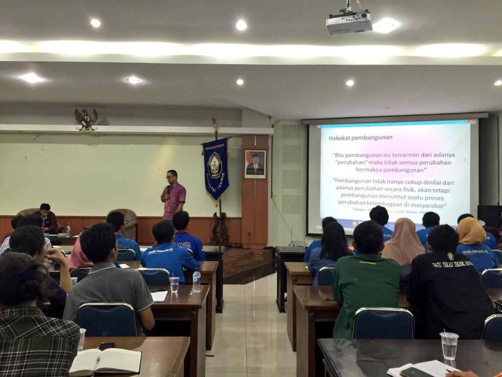 Sedang disampaikan materi oleh PD 3 pak asnawi pada Format 2, di gd. Dekanat FT lt.3. Yuk merapat.