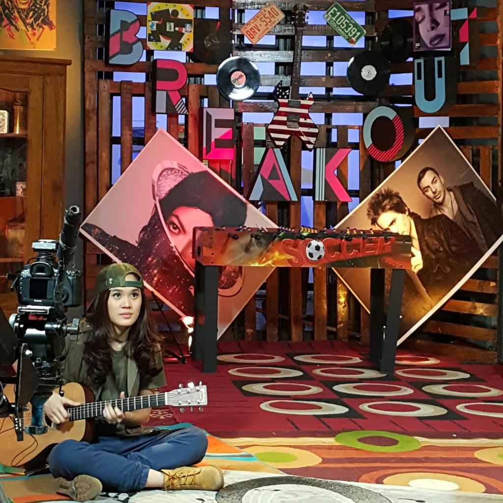 ssheinafiaz's tweet photo. Woohoo @sherylsheinafia @breakoutnet time... dont miss it Munch #BreakoutNETSpiritSong http://t.co/uhzhtI5ptz