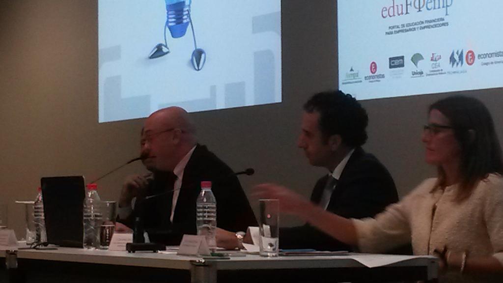 Bcestino's tweet photo. #diaeducacionfinanciera Ánimos y consejos de la @cemmalaga @edufinet @Ngcolomina @irakelilla desde #CUEF #Malaga http://t.co/RVbMNnKhFs