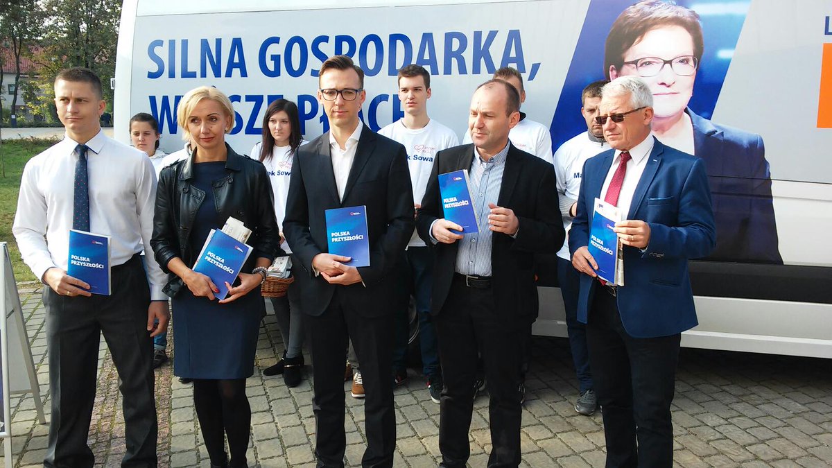 SowaMarek's tweet photo. Wyruszyliśmy z kandydatami @Platforma_org, aby rozmawiać z mieszkańcami o #PolskaPrzyszłości!
#Chrzanów #BusPO http://t.co/1pcm3FbAJd