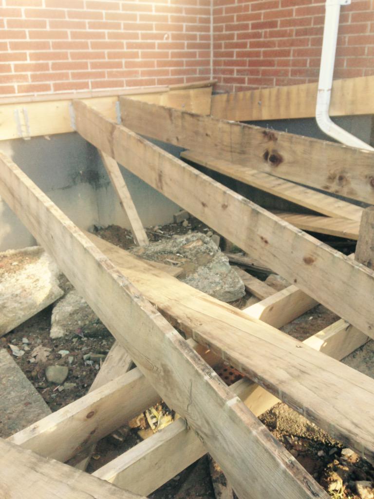 RefinedRemoval's tweet image. A Deck Demo For Today! Stay Tuned For The Finished Product 💪🔨👌 #Demolition #Deck #SmashingStuff