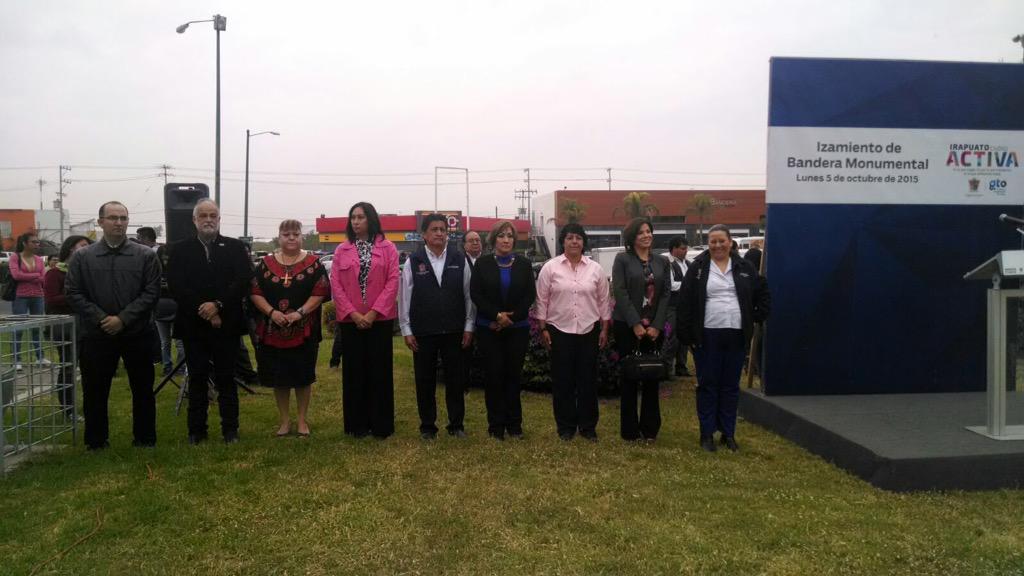 irapuatogob's tweet photo. @Sixto_Zetina @glzdoris @GABOINTEGRAL encabezan Izamiento de nuestra Bandera Monumental por inicio de mes de #Octubre http://t.co/ehD0UhzNr9