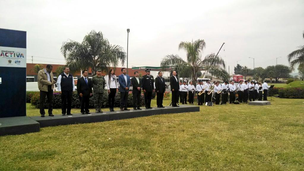 irapuatogob's tweet photo. @Sixto_Zetina @glzdoris @GABOINTEGRAL encabezan Izamiento de nuestra Bandera Monumental por inicio de mes de #Octubre http://t.co/ehD0UhzNr9