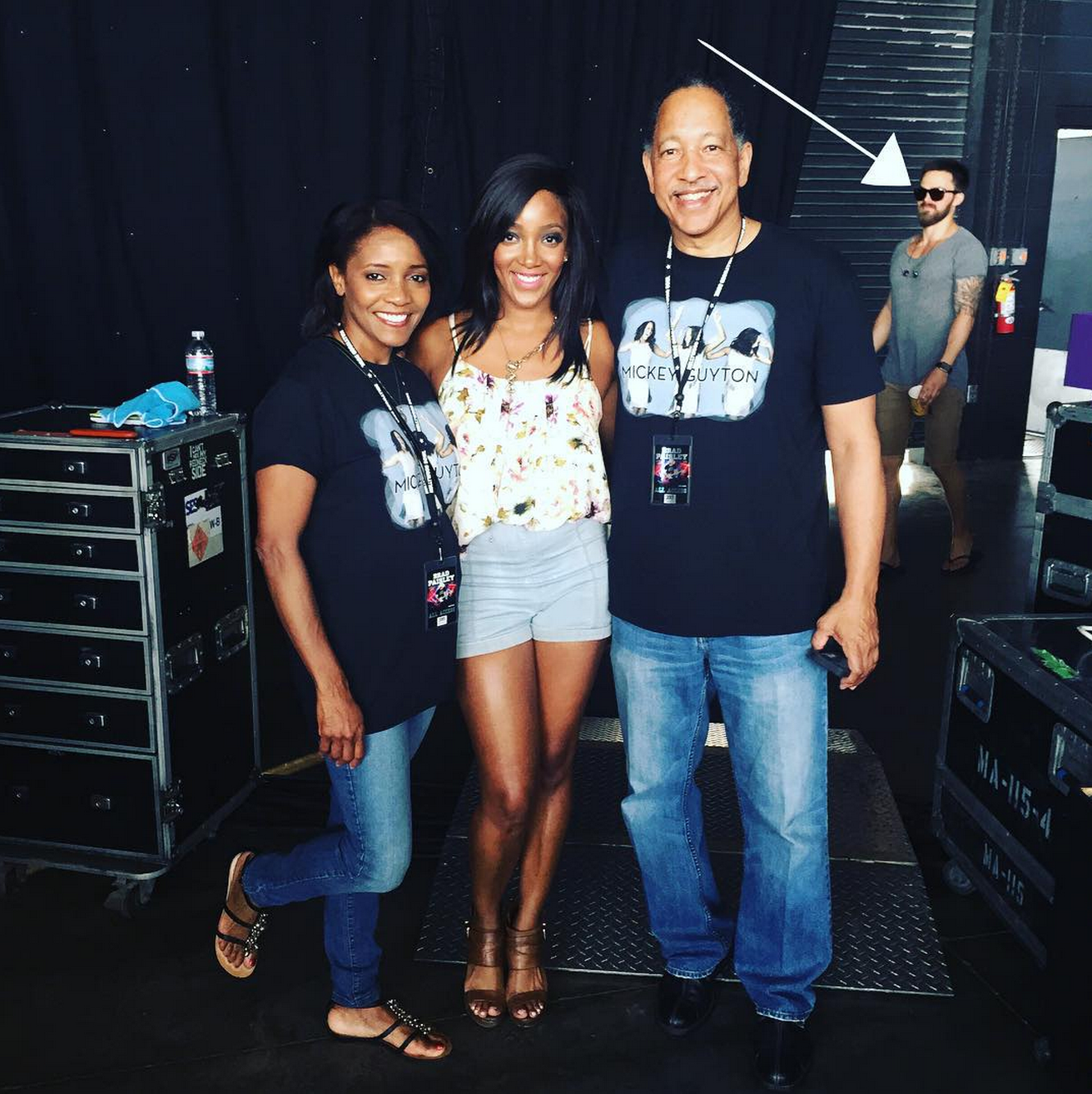 Mickey Guyton on Twitter: &quot;It was so great to have my mom and dad and creepy @chrisalaways at my last show on the #crushinittour 💃😁 http://t.co/0aeTd1m0xM&quot; / Twitter