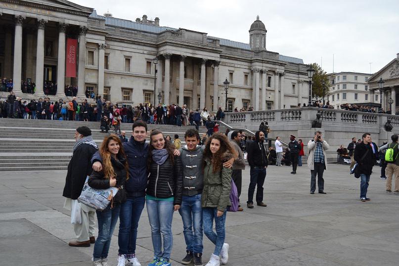 Eng_Naturally's tweet image. Students enjoying their trip to London!