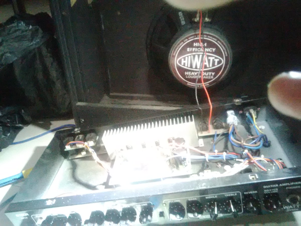 Kelar juga, sekarang udah bisa dipake dan siap menampar muka anda. #Hiwatt #amplifier #studiomusik #andfuckyou