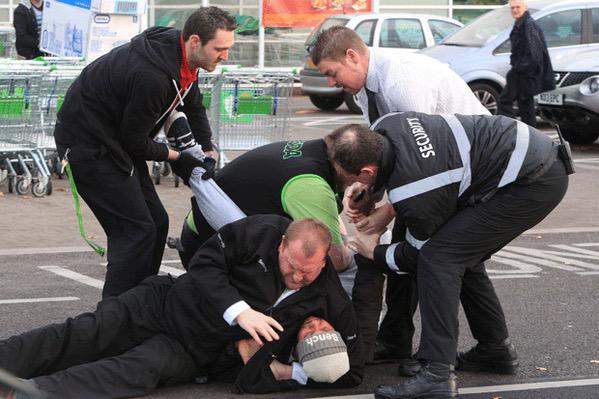 LifeIsGood_XYZ's tweet image. A man tried to avoid the 5p plastic bag fee and got jumped in asda I can't believe this 😂