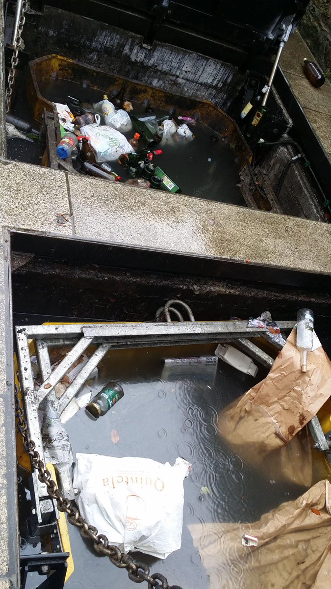 Calzada de San Pedro contenedores soterrados inundados fòra de servizo temporalmente <a href="/PazodeRaxoi/">Concello de Santiago</a>