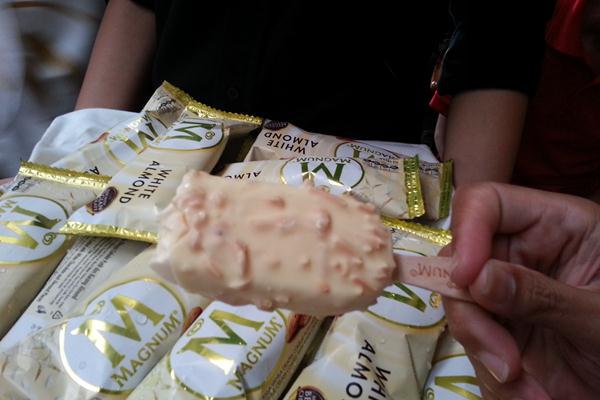 Bisniscom's tweet photo. Es Krim Wall's Raih Penghargaan Halal Top Brand 2015 http://t.co/U5cv4X06j2 http://t.co/2ItlSlDNdW