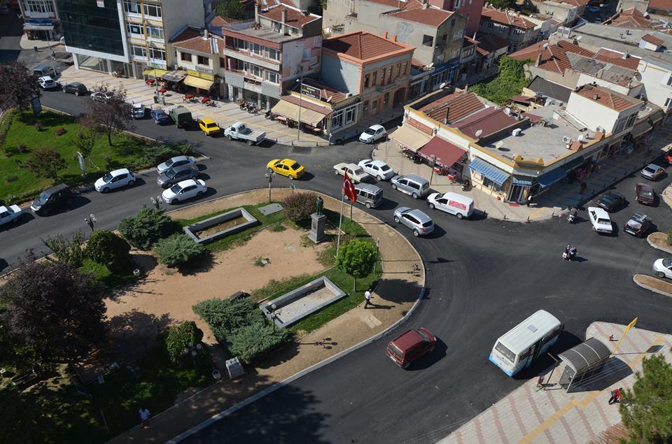 Yol yapım çalışmaları tüm hızıyla devam ediyor.