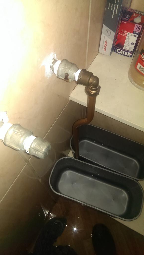 Waterlekkage, gat in ijzeren koppeling. Anders niks mee?? <a href="/teundebeun/">Teundebeun</a>