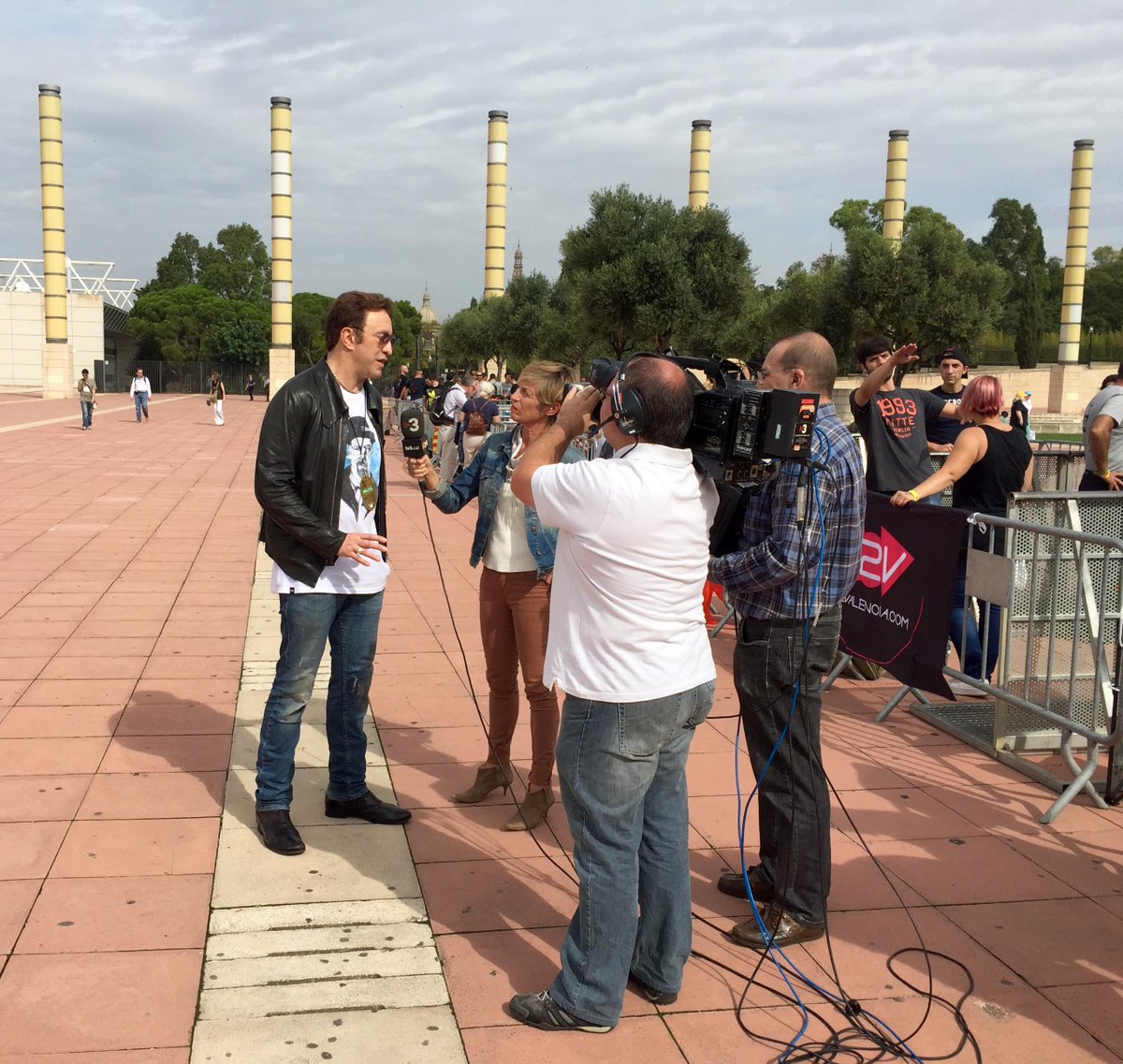 Neo_Sala's tweet photo. Entrevista con @elsmatins de @tv3cat a pocas horas del inicio del #U2ieTour en Barcelona http://t.co/OpIfMDErQ2