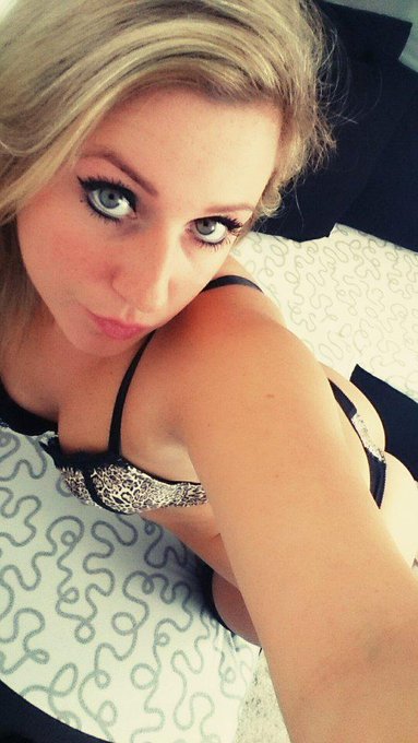 Jetzt vor der livecam online. Kommt mich besuchen und wir haben geilen spass zusammen ;)  http://t.co/h1NSEGTNd9