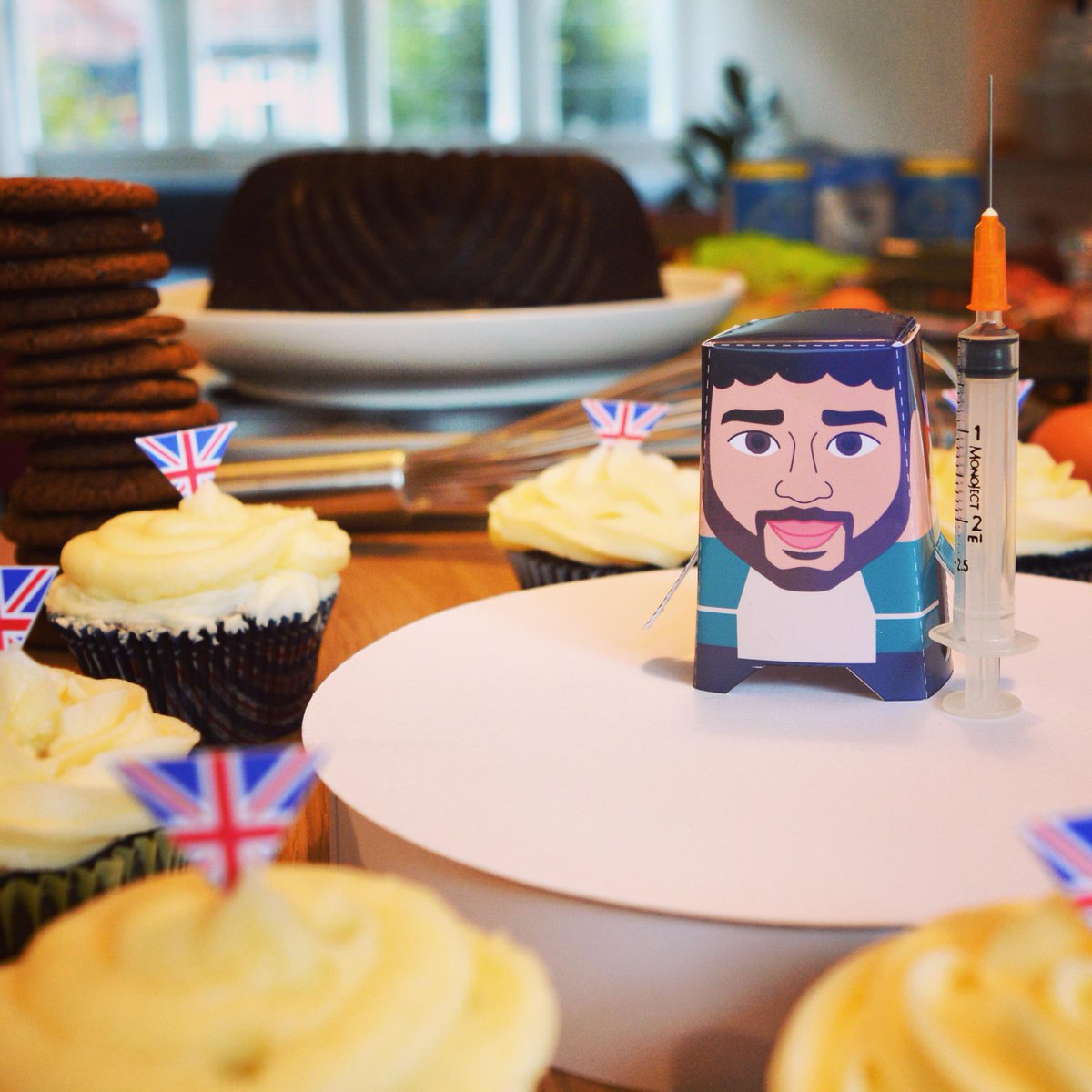 CraftyRobot's tweet image. @DrRayBakes Tamal, we&apos;ve immortalised you as a robot! What do you think? vimeo.com/141347393 #GBBO #CraftyRobot