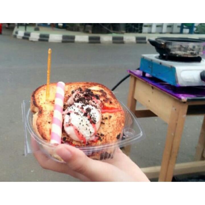 sttazky's tweet photo. Telah hadir roti bakar ice cream. Bagi yg pngen nyicip, mampir yuk klapak kmi stiap minggu pagi dilpngan dwiwarna :) http://t.co/Qwnh3TlrrD