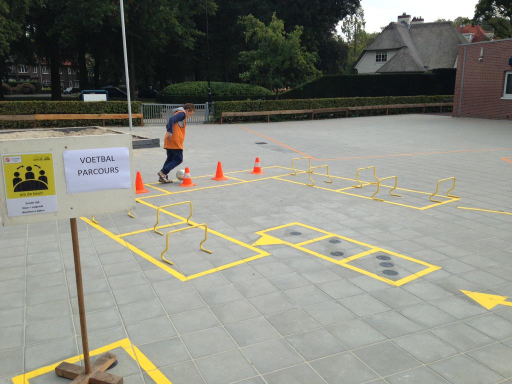 Bassmits_BW's tweet photo. Op één van de pleinen van @CSODePrinsenhof een voetbal parcours van @BeweegWijs juniorcoach is aan het oefenen http://t.co/2Ci0ZLfRj1
