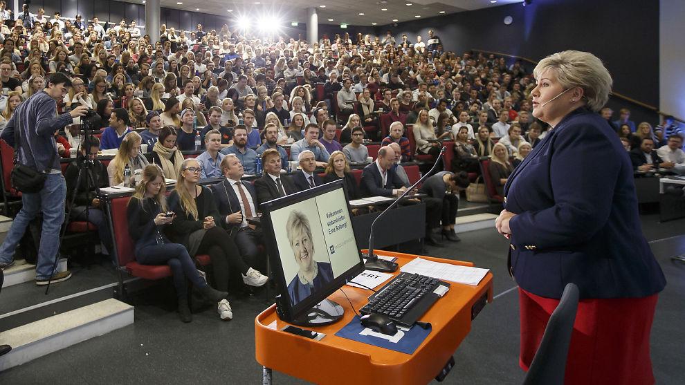HandelshoyskBI's tweet photo. Erna oppdaterte BI-studentene på utfordringene Norge nå møter. http://t.co/hB5cLZkDIx http://t.co/IvvOQ52znE