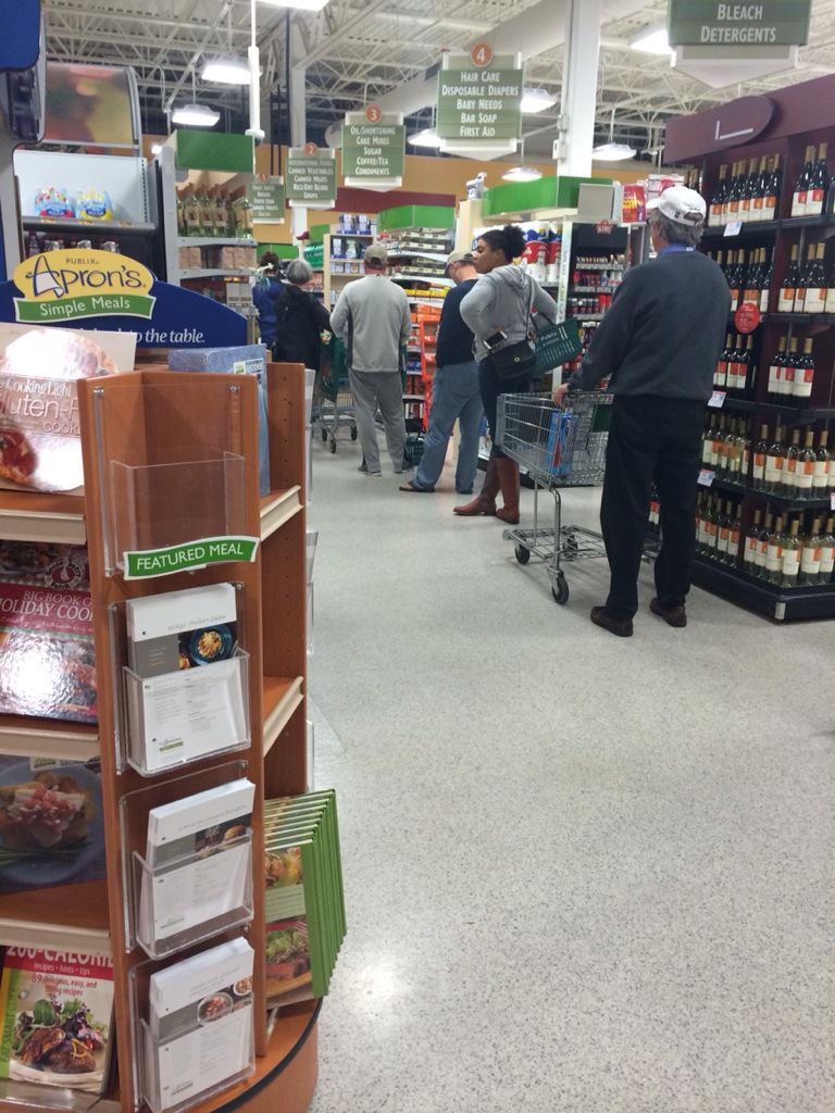 ProfoundWords's tweet image. Publix on #rosewood out of bottled water, and with a line wrapping around the store. #scflood